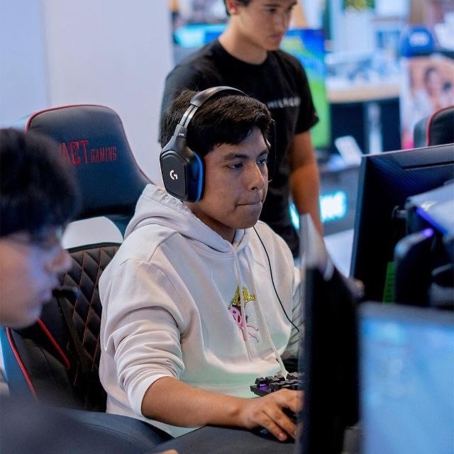 Juan Jose frente a una computadora